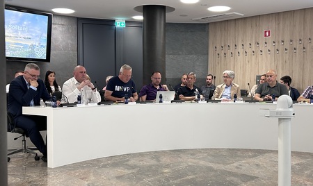 Gostje v sejni dvorani
