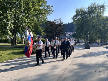 Polaganje cvetja k obeležju vojne za Slovenijo v Kajuhovem parku v Šoštanju